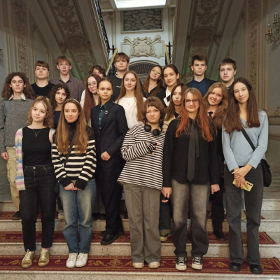 Феміда відкриває двері молоді