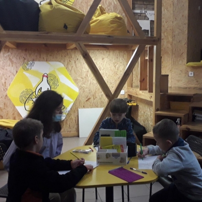 Юні економісти – герої благодійної рекламної кампанії “Враження на дотик” від Музею в темряві «Третя після опівночі»/ 03:00