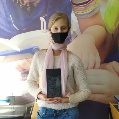 Юна економістка опанувала науку різблення по склу у творчій майстерні "Сверлик"